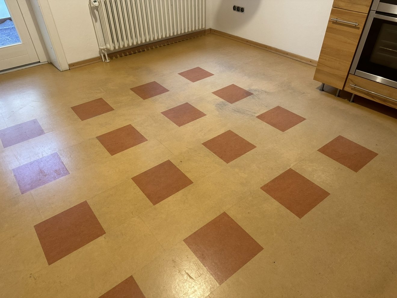 Abgenutzter Bodenbelag vor der Grundreinigung