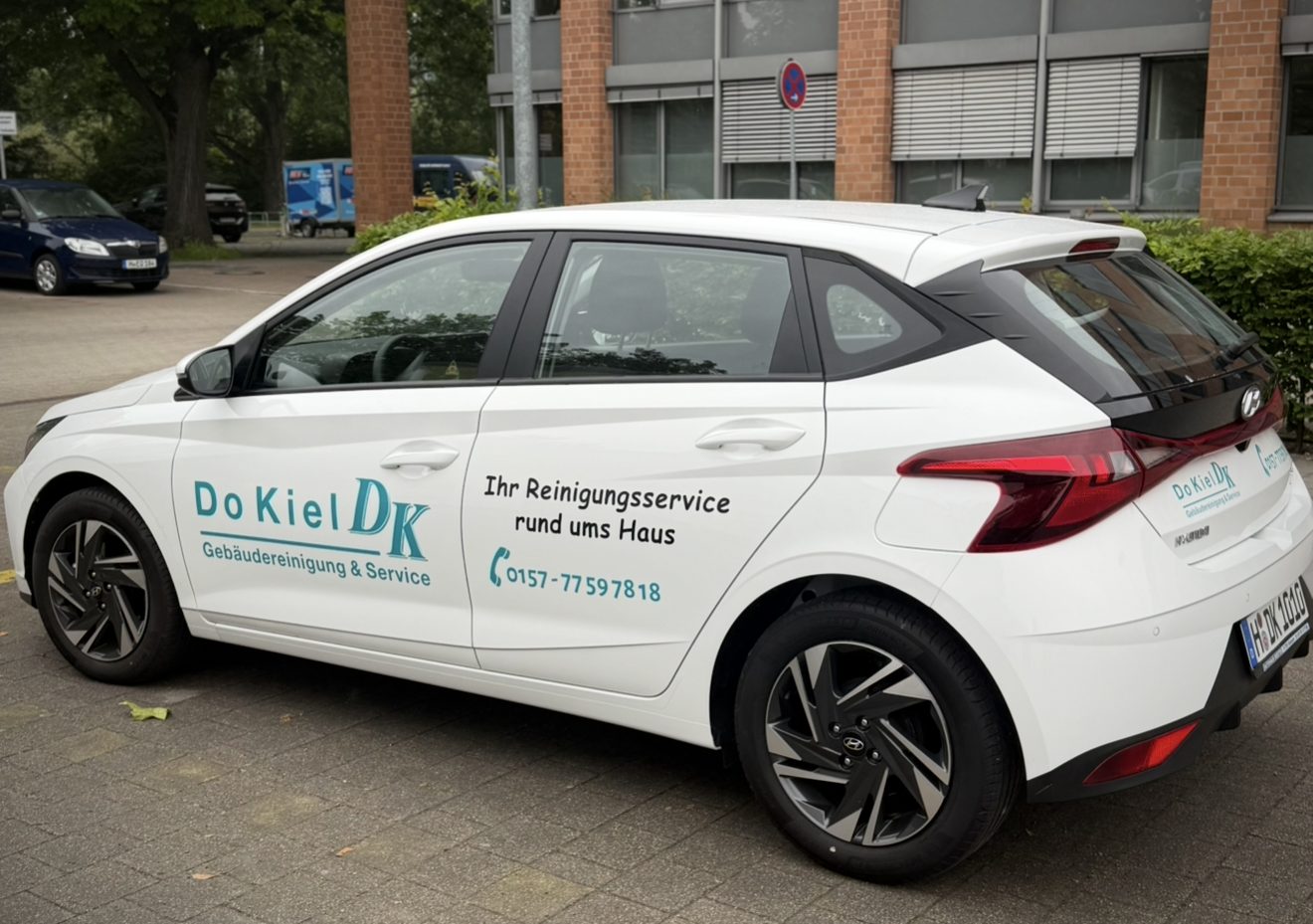 DoKiel Firmenwagen mit der Aufschrift: Ihr Reinigungsservice rund ums Haus