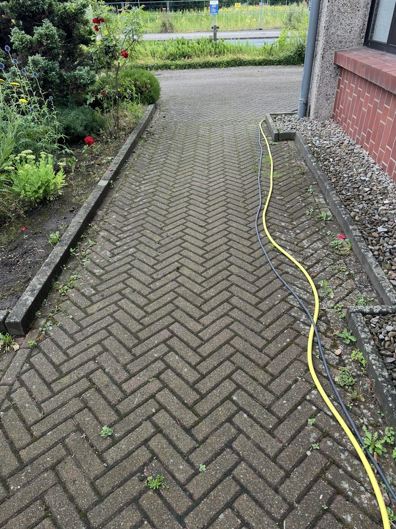 Verschmutzte Pflasterfläche vor der Reinigung